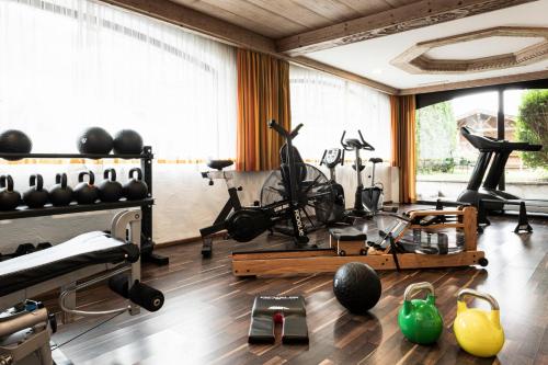 a gym with bikes and exercise equipment in a room at Sepp & Hannis Suiten im Dorf in Neustift im Stubaital