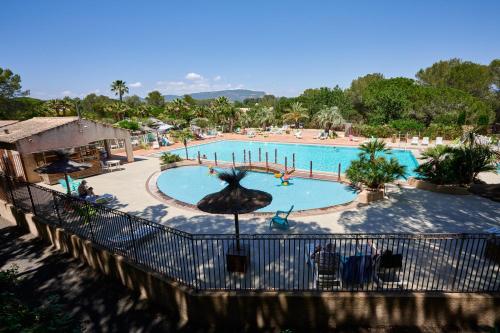 une vue d'une piscine dans un complexe hôtelier dans l'établissement Glamping Frejus, à Roquebrune-sur Argens