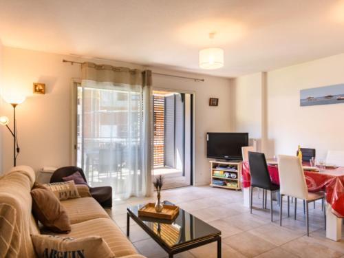 un salon avec un canapé et une table dans l'établissement Apartment Couleurs Tchanquées-2 by Interhome, à Arcachon