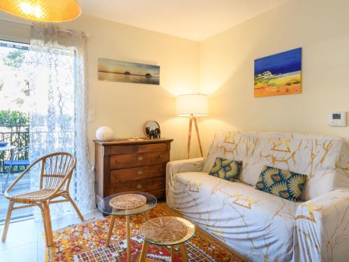 un salon avec un canapé et une table dans l'établissement Apartment Couleurs Tchanquées-1 by Interhome, à Arcachon
