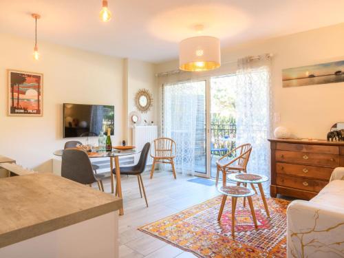 une cuisine et un salon avec une table et des chaises dans l'établissement Apartment Couleurs Tchanquées-1 by Interhome, à Arcachon