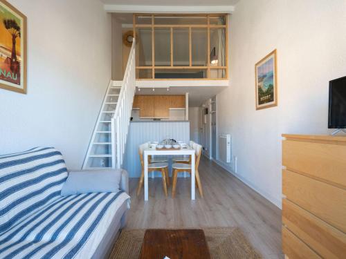 une petite chambre avec une table et un escalier dans l'établissement Apartment Les Maisons de l'Océan-11 by Interhome, à Lacanau-Océan
