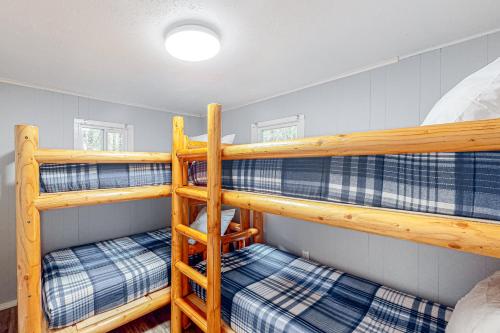 - une chambre avec 2 lits superposés dans une maison dans l'établissement Octopus Manor, à Copalis Beach