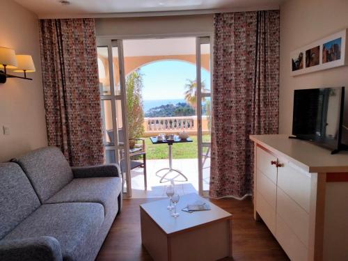 un salon avec un canapé et une télévision dans l'établissement Studio Le Village - E1 121 by Interhome, à Agay