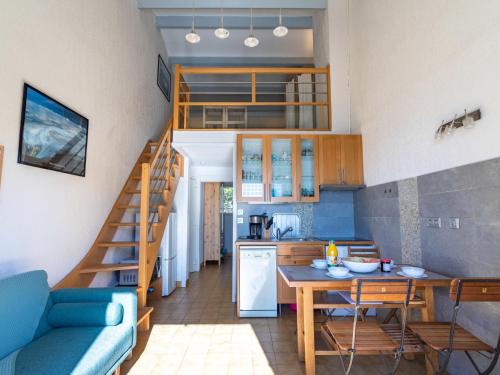 Il comprend une cuisine et un salon avec une table et un escalier. dans l'établissement Apartment Le Paradou-4 by Interhome, à Rayol-Canadel-sur-Mer