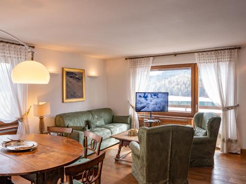 TV a/nebo společenská místnost v ubytování Apartment Chesa Sonnalpine B 48-5 by Interhome