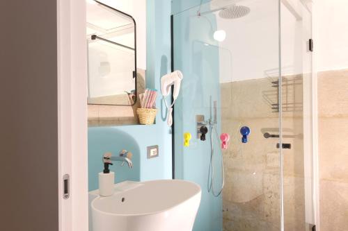 een badkamer met een wastafel en een douche bij Sottano del Mastro Central Apartment in Corato