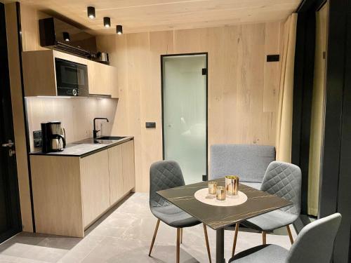 Nhà bếp/bếp nhỏ tại Chalet Panorama Lodge by Interhome