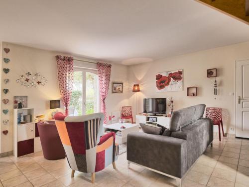 un salon avec un canapé et une chaise dans l'établissement Holiday Home Charme des Govelins by Interhome, à Saint-Gildas-de-Rhuys