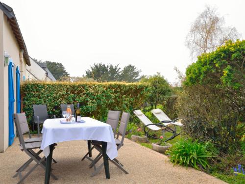 Una mesa y sillas en un patio. en Holiday Home Charme des Govelins by Interhome, en Saint-Gildas-de-Rhuys