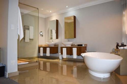 高登灣的住宿－Chocolate Box Guesthouse，浴室配有两个盥洗盆和浴缸。