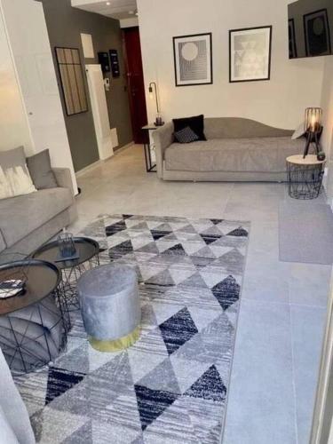 un salon avec un canapé et une table dans l'établissement Studio Residence de la Plage, au bord de la mer, à Menton