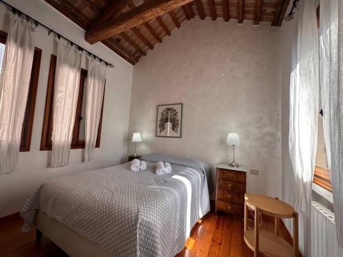 un dormitorio con una cama con dos animales de peluche en Terrace suite, en Venecia