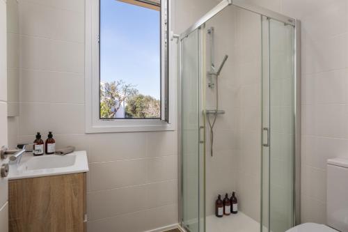 ein Bad mit einer Dusche und einem Waschbecken in der Unterkunft Casa Ciudamar Costa Brava - BY EMERALD STAY in Begur