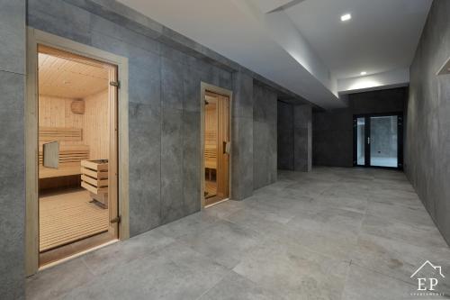 ein leeres Zimmer mit begehbarem Kleiderschrank in der Unterkunft Apartament LAZUROWY Bridge Apartments & Spa z basenem Dziwnów EPapartamenty in Dziwnów