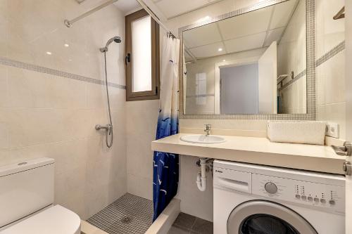 y baño con lavabo y lavadora. en Apartamento GAVINA 1C - a 400m de la playa, en Pollensa