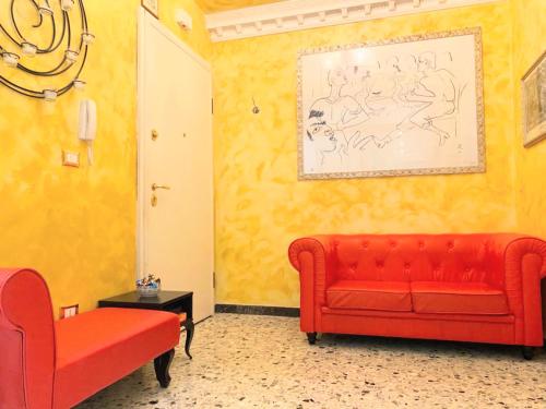 una sala de estar con 2 sofás rojos y una pintura en Pisa Happy House 5, en Pisa