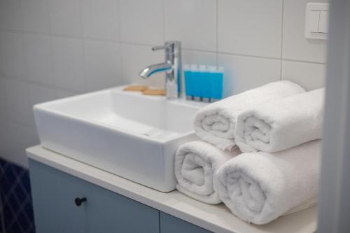 a bathroom sink with towels on a counter at Śródmieście Homely Apartment in Warsaw