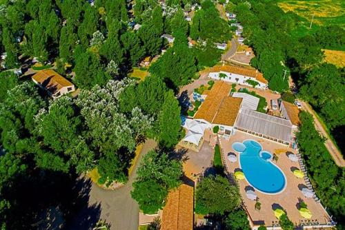 an aerial view of a house with a swimming pool at Mobile Home La Tranche sur Mer 6 personnes in Angles