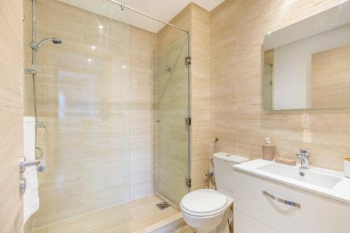 a bathroom with a shower and a toilet and a sink at Résidence Golfique PJ, jardin, piscine in Marrakesh