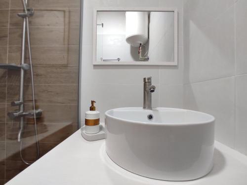 lavabo blanco en la encimera del baño en house for relaxation, en Kriukivshchyna