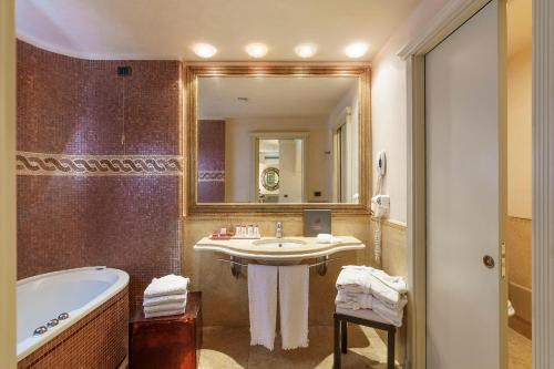 Koupelna v ubytování Romano Palace Luxury Hotel