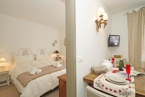 una camera con un letto e un tavolo con piatti di iFlat Apartment Madonna di Campiglio Zeledria 5 a Madonna di Campiglio