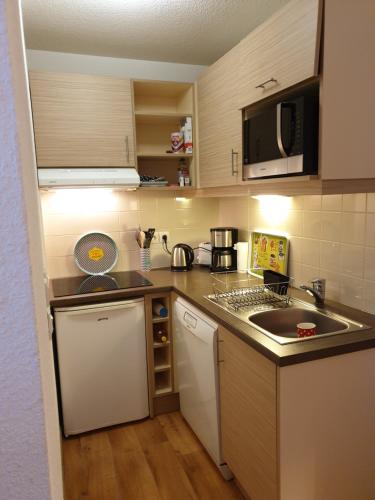 a small kitchen with a sink and a stove at Appartement valmeinier 6 personnes in Valmeinier