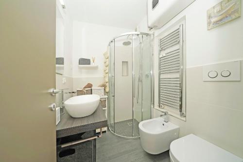 e bagno con lavandino, servizi igienici e doccia. di iFlat Apartment Madonna di Campiglio Zeledria 5 a Madonna di Campiglio