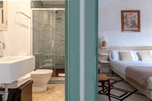 セビリアにあるHommyhome Castellar Luxuryのバスルーム(ベッド1台、洗面台、トイレ付)