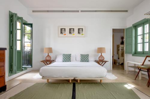 セビリアにあるHommyhome Castellar Luxuryの緑のドアが付いたベッドルーム1室(大型ベッド1台付)
