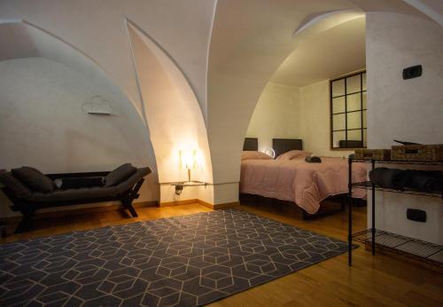 um quarto com uma cama e uma cadeira num quarto em Casa Colombo - The Fab Stay em Brindisi