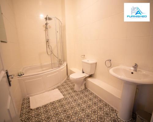 uma casa de banho com um WC, um lavatório e um chuveiro em Contractor Stays by Furnished Accommodation Liverpool - Free Parking em Liverpool