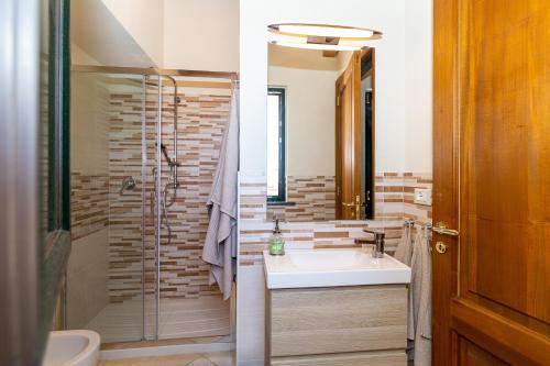 La salle de bains est pourvue d'un lavabo et d'une douche. dans l'établissement Belvedere 3, à Piedimonte Etneo