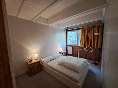 une chambre avec un lit et une fenêtre dans l'établissement Residence Cassiopee - maeva Home, à Flaine