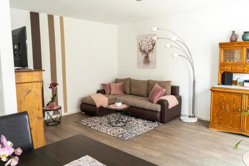 ein Wohnzimmer mit einem Sofa und einem Tisch in der Unterkunft Villa Preisendanz in Ringsheim