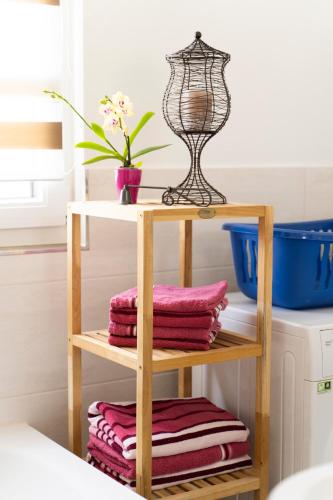 a shelf with towels and a lamp on a table at Villa Preisendanz in Ringsheim