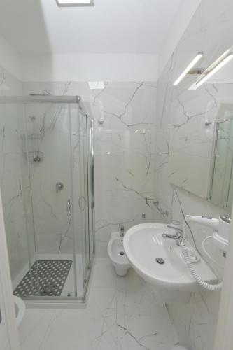 ein Bad mit einer Dusche, einem Waschbecken und einem WC in der Unterkunft Noemi B&B in Modugno