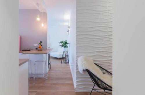 une cuisine et une salle à manger avec une table et des chaises dans l'établissement Vie en Rose Parking 2 min du Lac, à Annecy