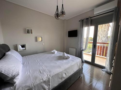 una camera con un letto e una grande finestra di EVa's Luxury Apartments No 4 a Artemida