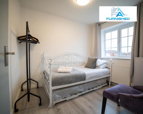 1 dormitorio con cama blanca y ventana en Insurance Stays by Furnished Accommodation Liverpool - Family Home, en Liverpool