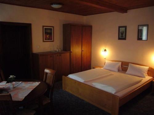 1 dormitorio con 1 cama grande y 1 mesa en Pension Anna, en Český Krumlov