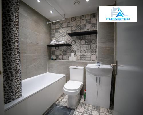 ein Badezimmer mit einem WC, einer Badewanne und einem Waschbecken in der Unterkunft Insurance Stays by Furnished Accommodation Liverpool - Family Home in Liverpool