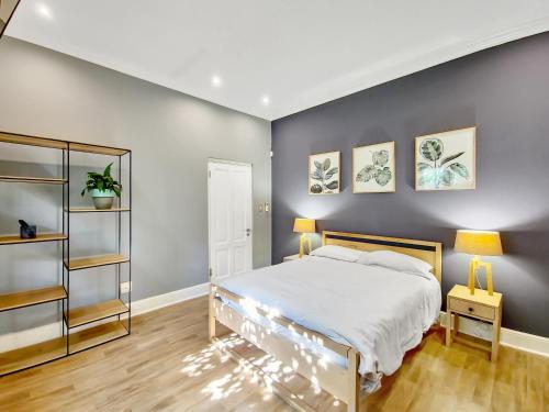 1 dormitorio con 1 cama y 2 lámparas en Cottage 8 Virginia Avenue en Ciudad del Cabo