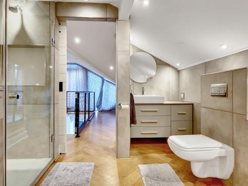 uma casa de banho com um WC, um lavatório e um chuveiro em Cottage 8 Virginia Avenue em Cidade do Cabo