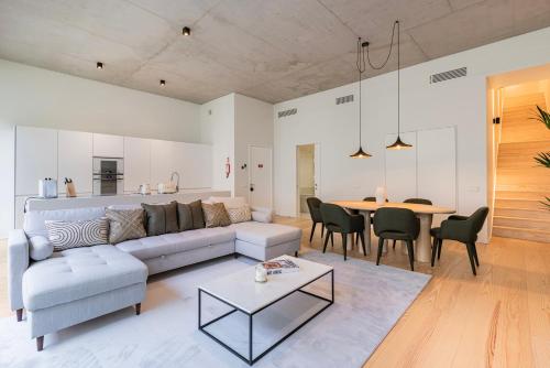 uma sala de estar com um sofá e uma mesa em Hidden Pearl W/ Patio & Pool by LovelyStay em Lisboa