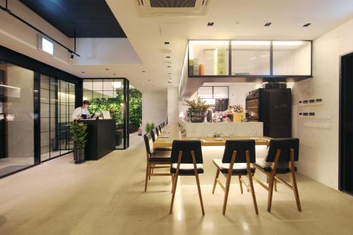 首爾的住宿－StayB酒店明洞，一间带桌椅的用餐室