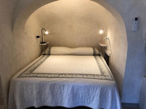 Ένα ή περισσότερα κρεβάτια σε δωμάτιο στο Trullo dell' Edera con piscina privata