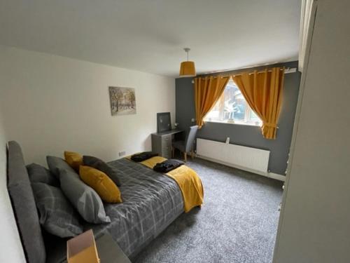 Nelson的住宿－Parklands Bungalow，一间卧室设有一张床和一个窗口