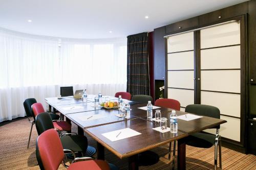 a conference room with a long table and chairs at Hotel Mercure Rennes Cesson in Cesson-Sévigné